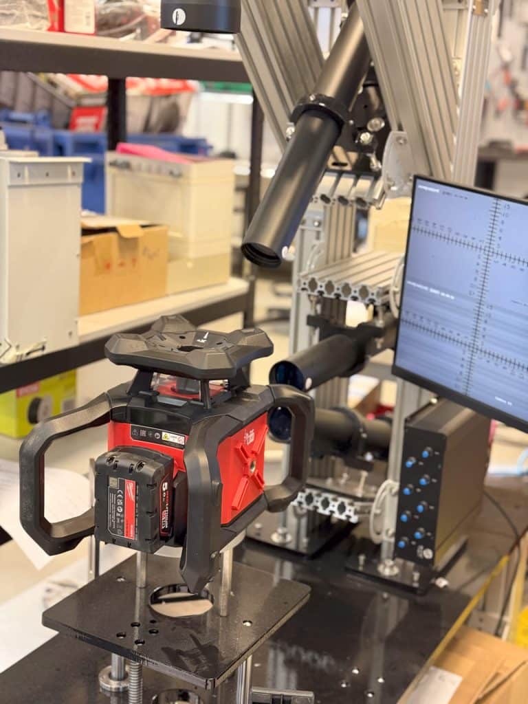 Rakennuslaserin kalibrointi. Sähkökonepalvelu Saxholm Oy, Pirkkala.